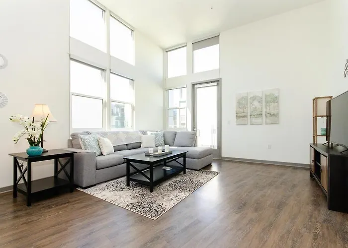 Charming 3 Bedroom Apartment With Pool Near San Diego Convention Center