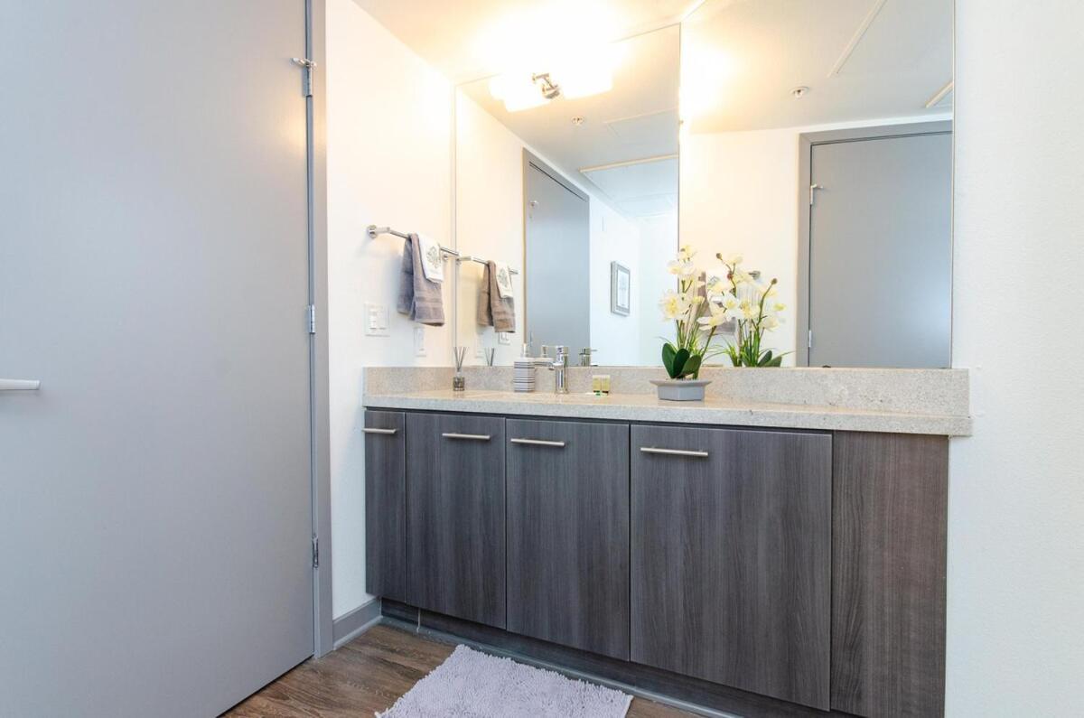 Charming 3 Bedroom With Pool Near Convention Center Apartment *